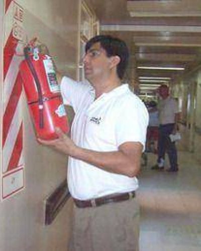 El Municipio realiz� el control y recarga de matafuegos en el Hospital San Jos�
