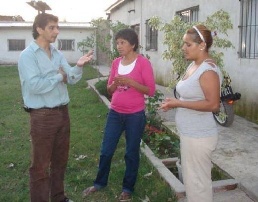 En Barrio Independencia Gustavo Su�rez visit� la Casa de Madres y Familias