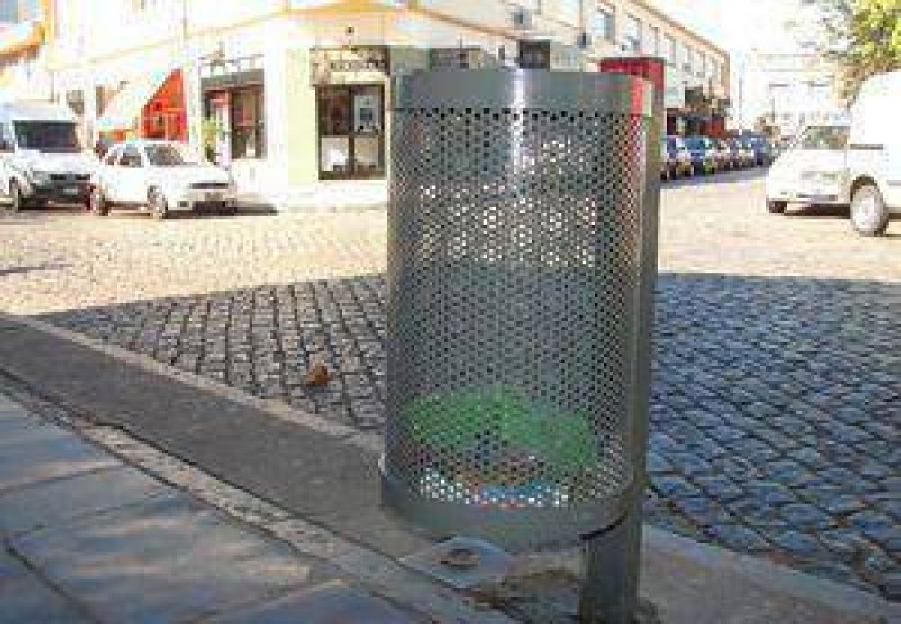 Nuevos cestos papeleros en Haedo