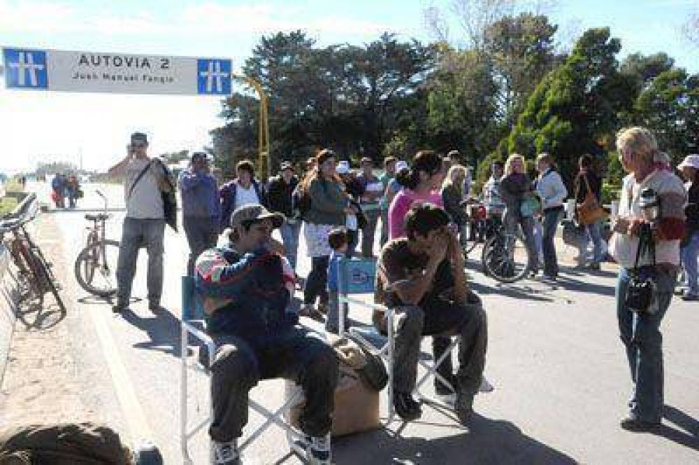 Desocupados cortaron la autov�a 2 reclamando por puestos de trabajo
