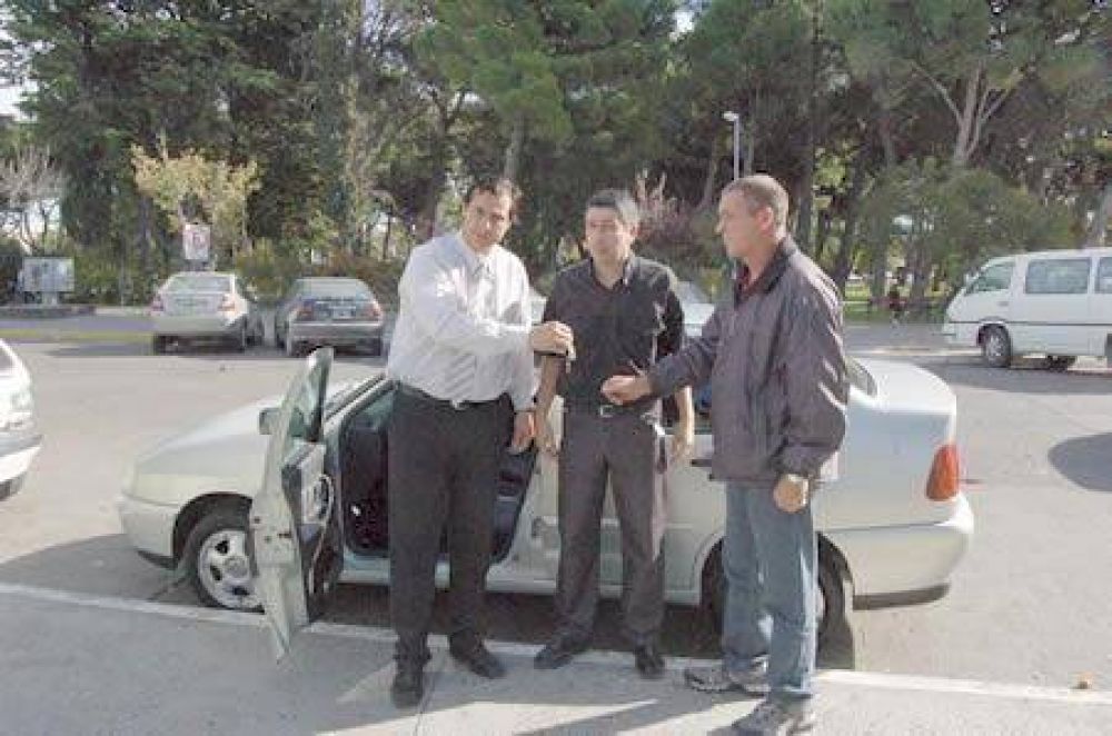 Vecino entreg� veh�culo para saldar deuda con el Municipio