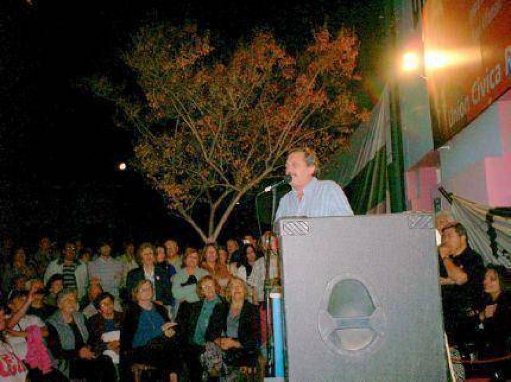 Ricardo Alfons�n en acto de la V Seccion llevado a cabo en Miramar