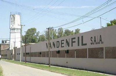 LA QUIEBRA FUE DICTADA EN FEBRERO Los trabajadores de Vandenfil se reunieron con el Municipio