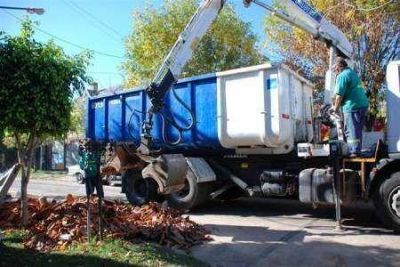 Contin�a el retiro de escombros y tejas rotas por el granizo