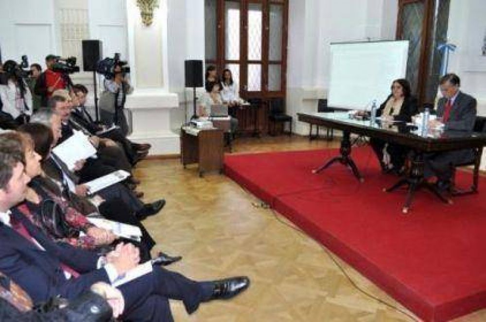 Binner: "Estos 200 a�os convocan a reflexionar y a pensar en el futuro"
