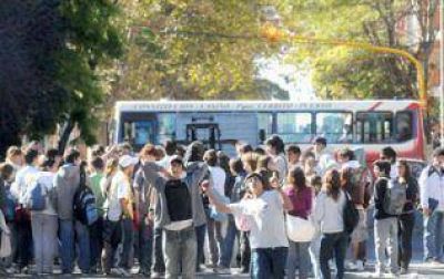 Crece la pol�mica por el boleto gratuito para todos los secundarios