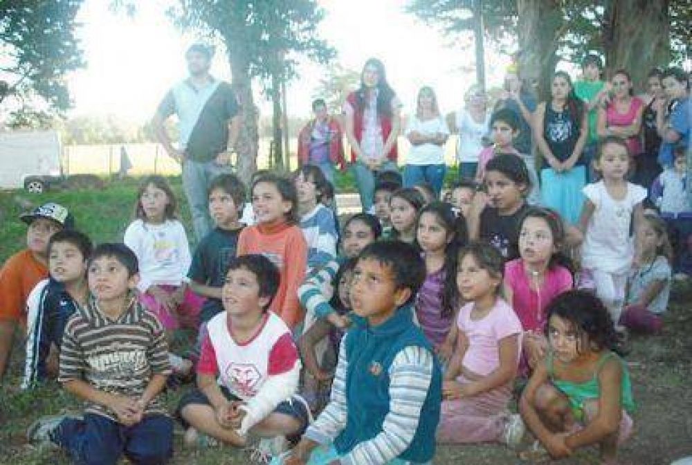 Juventud de Acci�n Marplatense realiz� chocolatada en el barrio Parque Pe�a