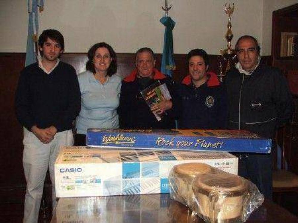 Rosso entreg� instrumentos a la banda de los Bomberos Voluntarios