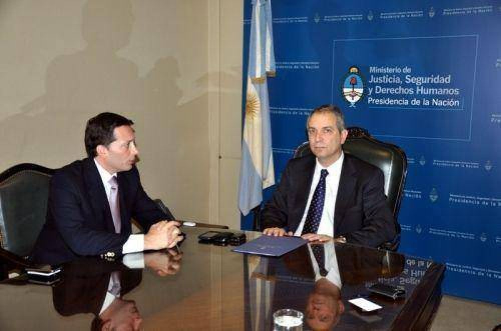 El ministro de Seguridad Julio Alak recibi� a Gray y prometi� m�s patrulleros para Echeverr�a