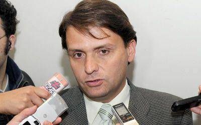 Fern�ndez renunci� a su banca para asumir en Informaci�n P�blica