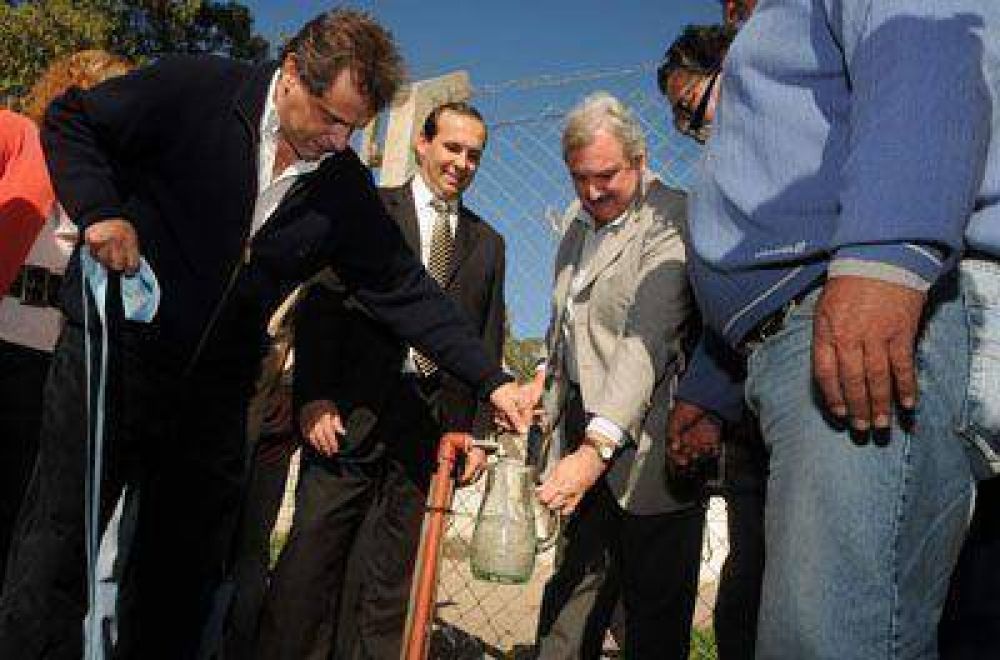Inauguraron la primera etapa de la obra de agua en el barrio Las Dalias
