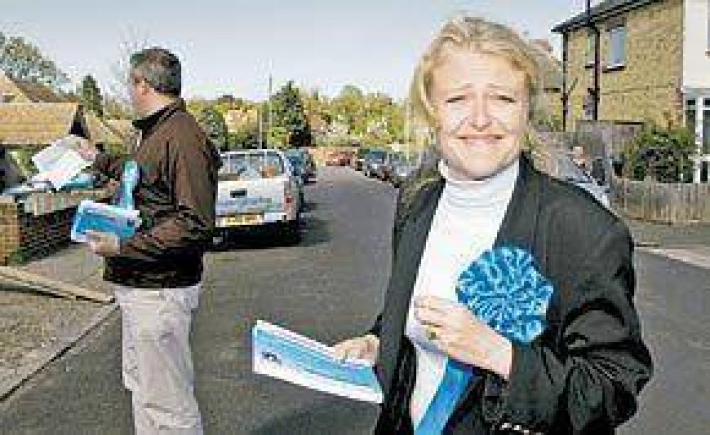 Casa por casa, los conservadores brit�nicos buscan ganar por mayor�a 