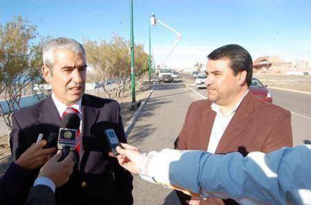 �La obra de la iluminaci�n va a jerarquizar la costanera de Playa Uni�n�, afirm� L�pez