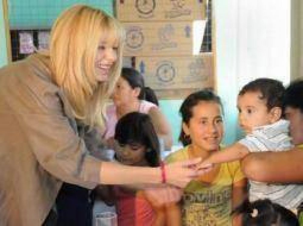 Guamin�: Karina Rabollini entregar� subsidios