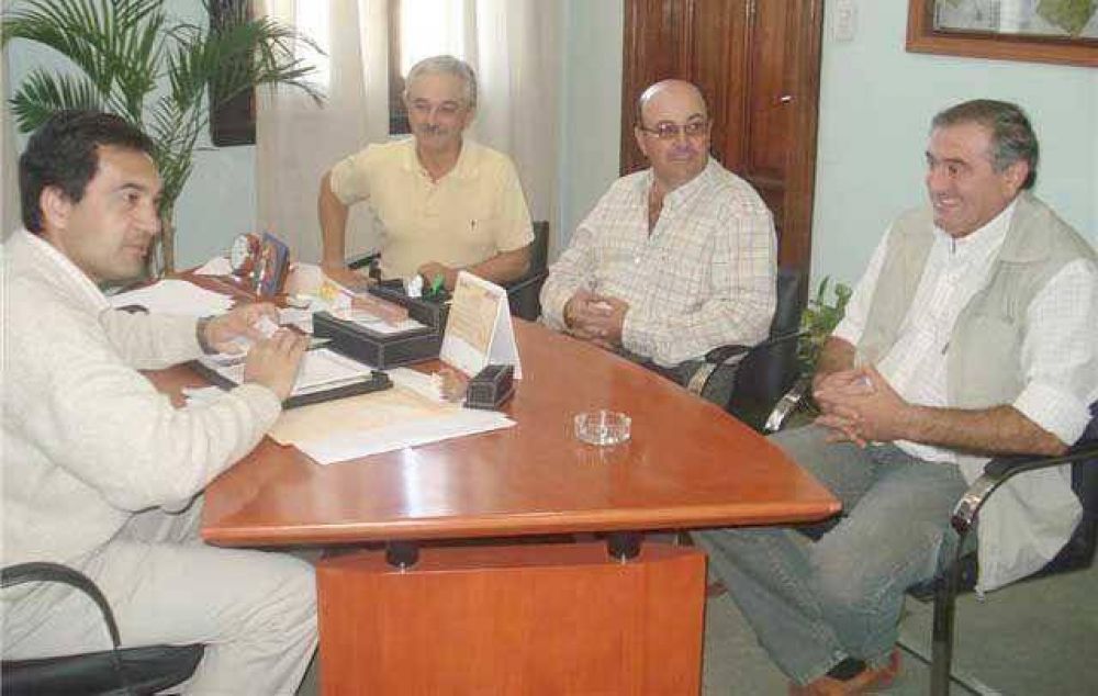 El Intendente Medina entrego subsidios del programa de fomento "M�s Terneros"