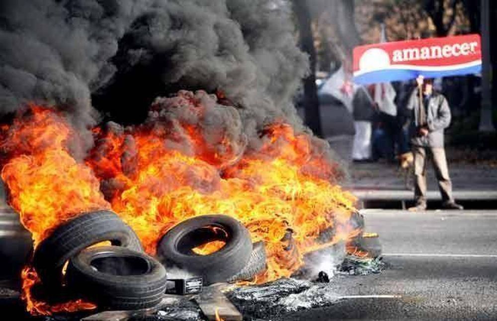Trabajadores de El Amanecer reclamaron con nueva protesta, soluci�n al conflicto