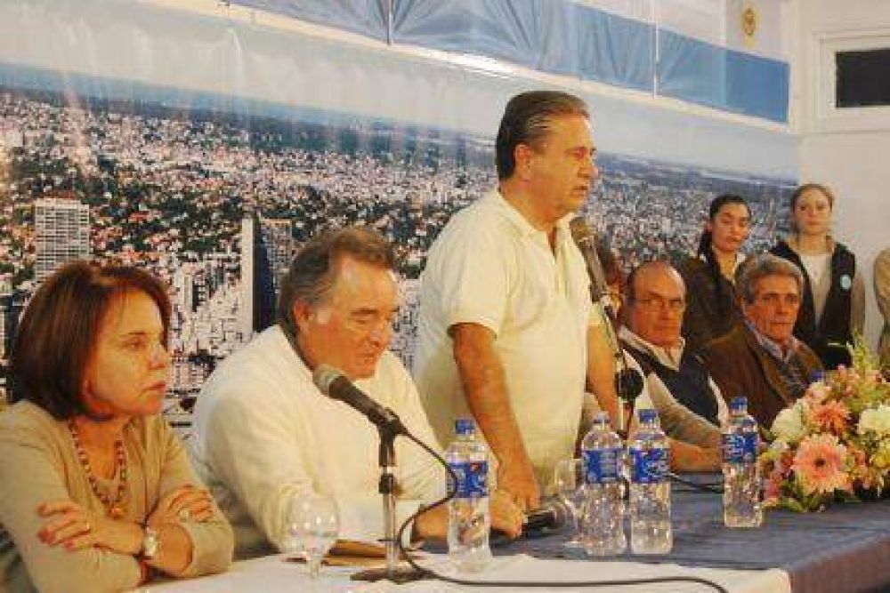 Duhalde : "Hoy los energ�menos que gobiernan est�n maltratando al pueblo"