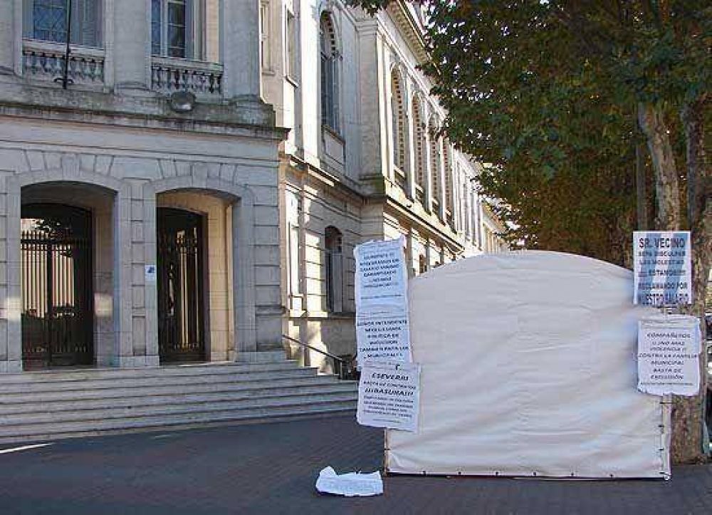 Volvi� la carpa de los municipales frente al Palacio