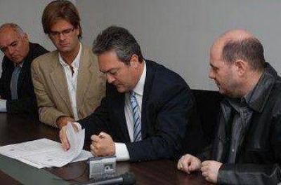 Por el acuerdo con empresarios teatrales, artistas bahienses llaman a Breitenstein "Hood Robin"