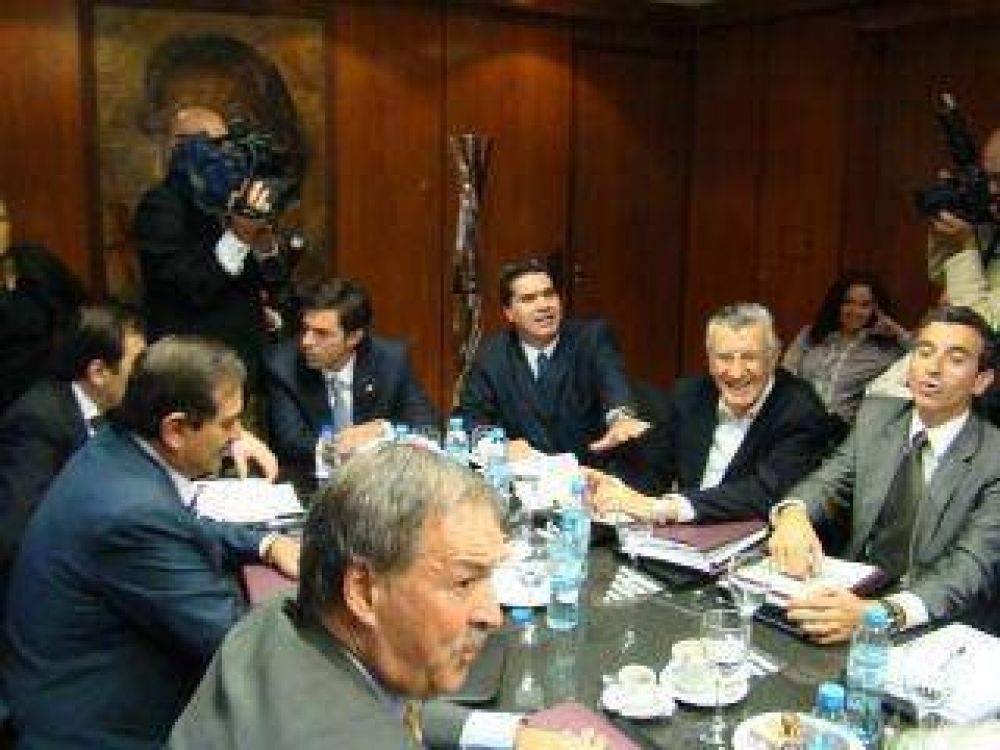 Gobernadores oficialistas definen a fin de mes f�rmula para pedirle plata a Kirchner