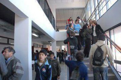 EMOTIVO ACTO  La ESB N� 10 se traslad� a la nueva escuela de Capilla de Loreto