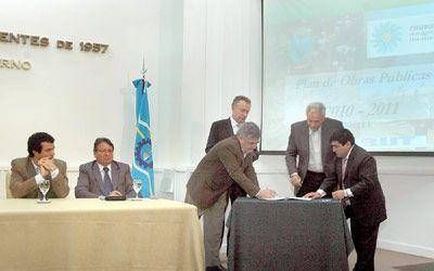 Chubut present� el programa para lograr financiamiento por 300 millones de d�lares