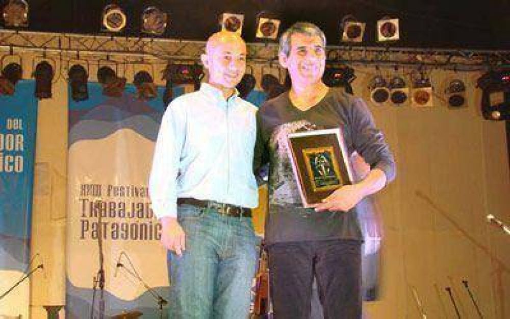 En la segunda noche del Festival de Caleta el p�blico colm� el gimnasio