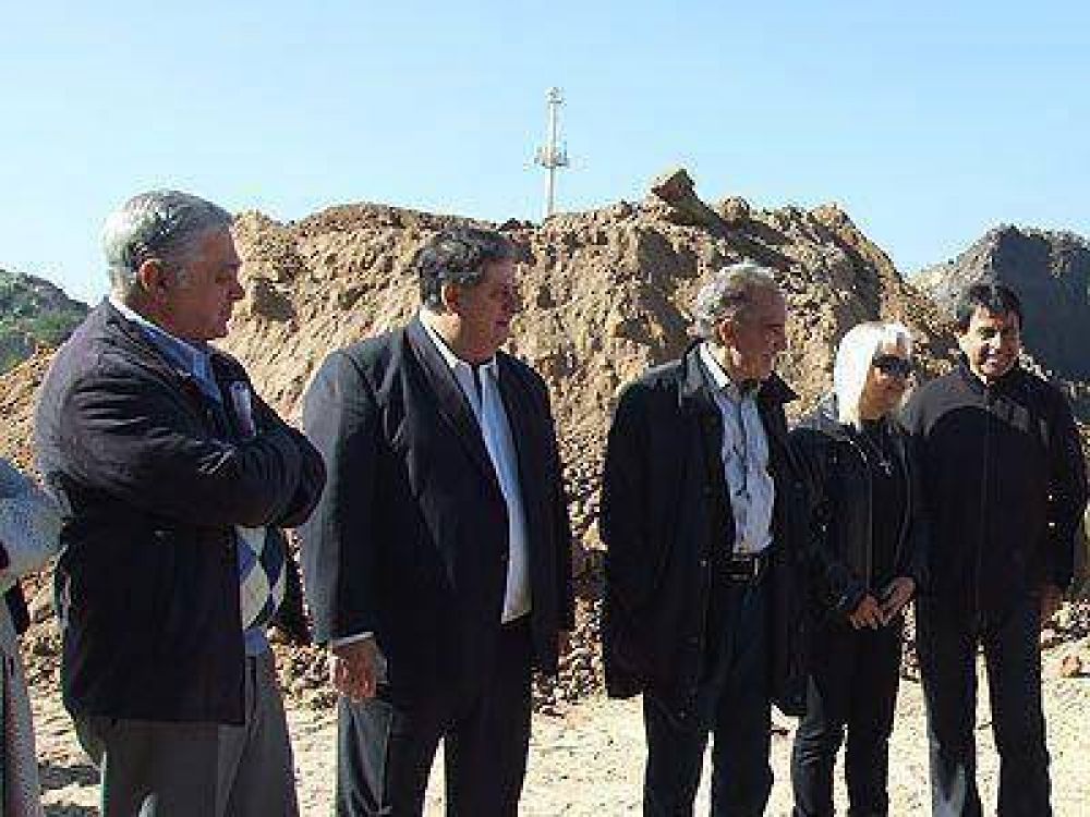 LOMAS | EN RECONDO Y CAMINO NEGRO Collia visit� el predio donde se construir� un nuevo centro de salud