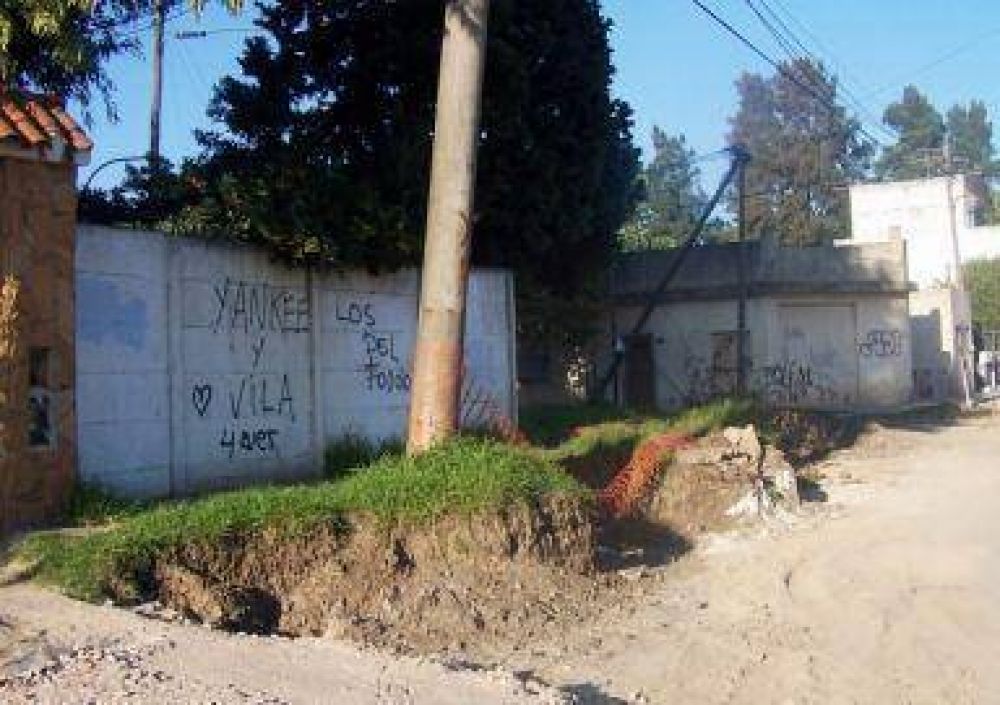 Ezpeleta: Postes de alumbrado y de luz retrasan la obra de pavimentaci�n de Rep�blica de Francia