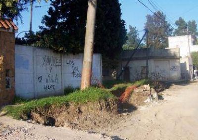 Ezpeleta: Postes de alumbrado y de luz retrasan la obra de pavimentaci�n de Rep�blica de Francia