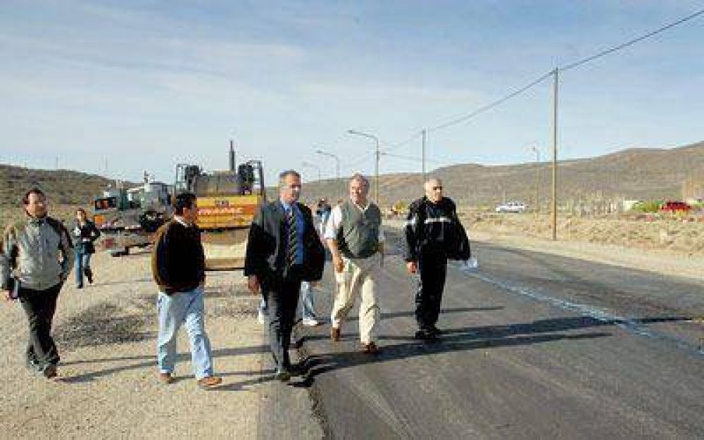 Buzzi recorri� obras de asfalto en los barrios Diadema y Saavedra
