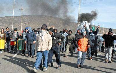 Desocupados reclaman trabajo con un corte parcial de la ruta 3