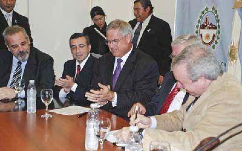 Gobierno de Santa Cruz y Oxy firmaron acuerdo de pr�rroga de concesiones