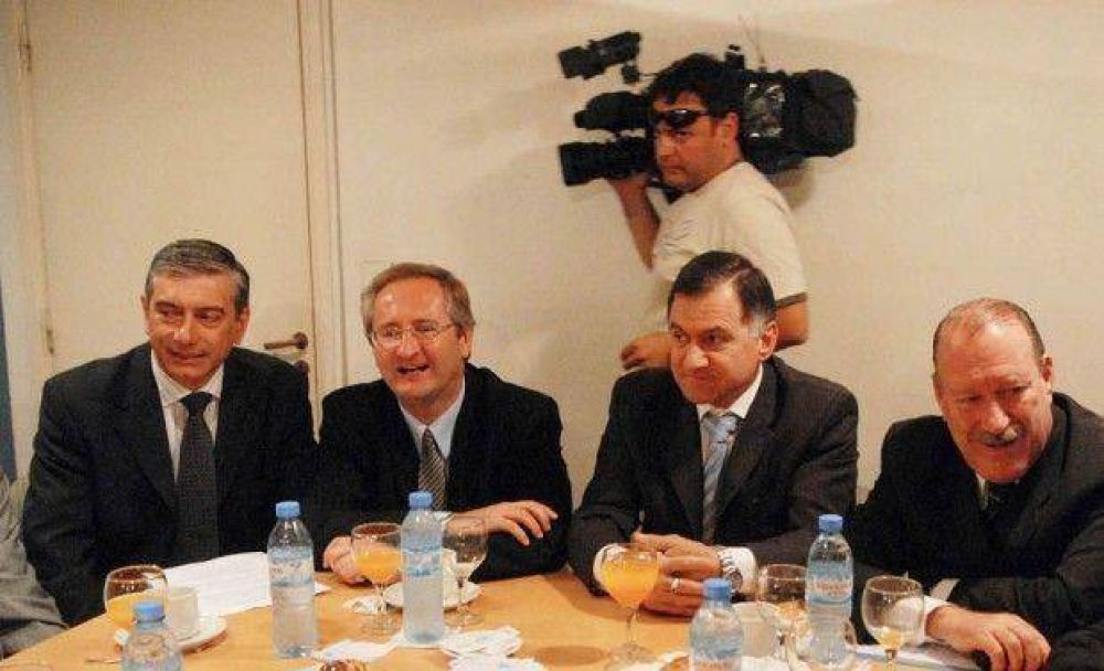 Intendentes apoyaron el programa de desendeudamiento