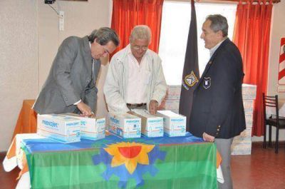 El GEI don� 20 mil jeringas a la cooperadora del CAMPI