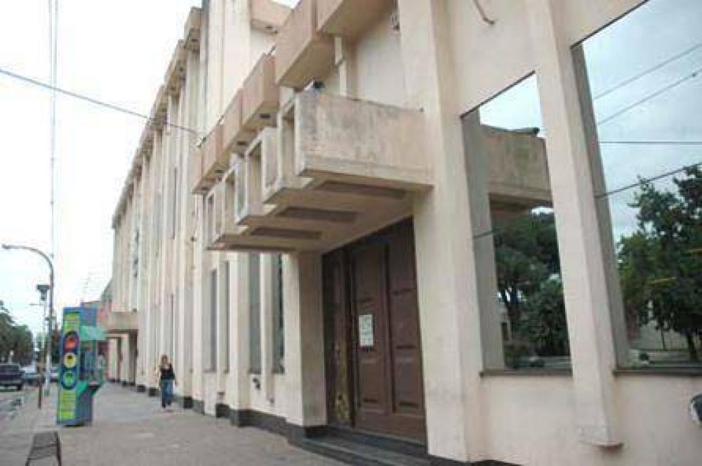 EL CONFLICTO EN LA COOPERATIVA EL�CTRICA El gerente Ferrari se tom� licencia y se abri� un comp�s de espera de los trabajadores