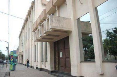 EL CONFLICTO EN LA COOPERATIVA EL�CTRICA El gerente Ferrari se tom� licencia y se abri� un comp�s de espera de los trabajadores