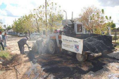 El Barrio Peruzzotti contin�a recibiendo asfaltos
