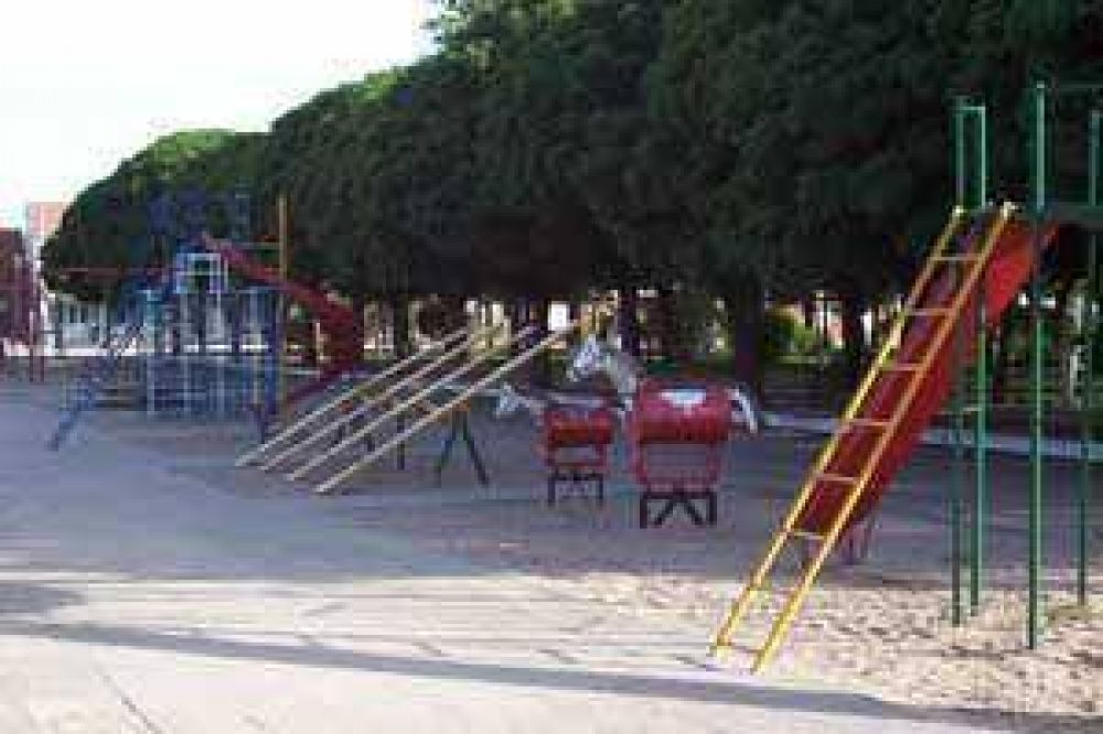 Se inauguran juegos para chicos con capacidades diferentes en la Plaza Mosconi