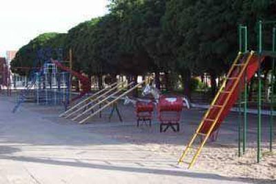 Se inauguran juegos para chicos con capacidades diferentes en la Plaza Mosconi