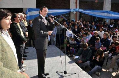 Insaurralde llam� a defender la educaci�n p�blica, durante un acto en la escuela N� 98