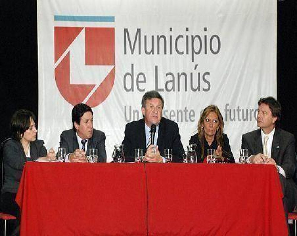 "No tenemos que ser comentaristas de la situaci�n, sino ejecutores de los cambios", dijo el ministro en Lan�s