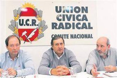 -"�La Argentina tiene acaso problemas cambiarios?", le pregunt� al ex secretario de Agricultura, Miguel Campos.  -"Ninguno, al menos por ahora, La medida es una payasada y nos va a costar muy caro", le respondi� Campos que dej� definit