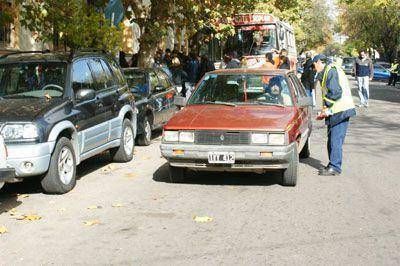 Operativos de prevenci�n por la "doble fila" frente a los colegios