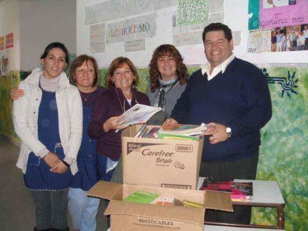 Ubicada en 154 esquina 14 Recorrida y donaci�n del concejal Nedela en la Escuela Secundaria N� 15 "Padre Carlos Cajade"