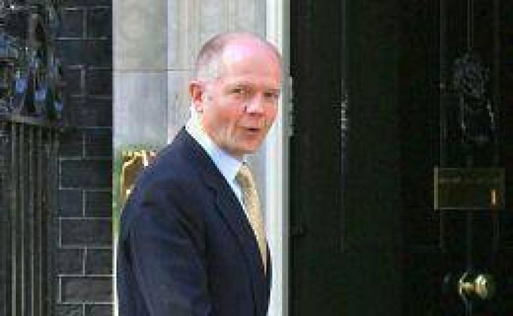 Recomiendan al nuevo canciller brit�nico hablar de Malvinas con Hillary Clinton
