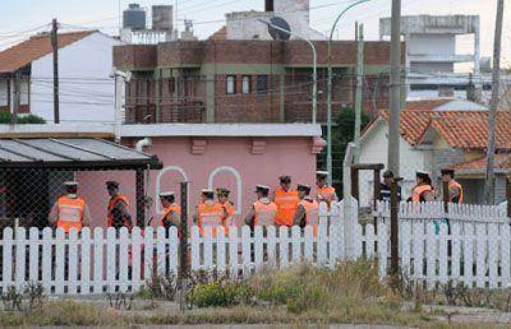 Desalojaron a las familias que viv�an en la "Canchita de los bomberos"
