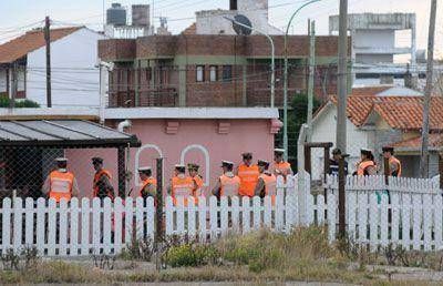 Desalojaron a las familias que viv�an en la "Canchita de los bomberos"
