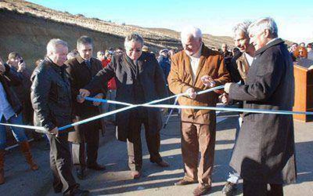 Peralta inaugur� viaducto en el paraje G�er Aike