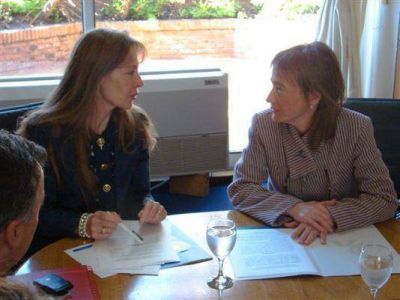 R�os firm� un convenio con la Agencia Nacional de Desarrollo para promover inversiones